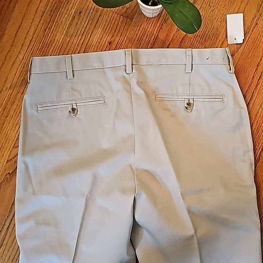 🧍‍♂️NEW WITH TAGS! Jos. A. Bank size 30W x 32L light khaki pants